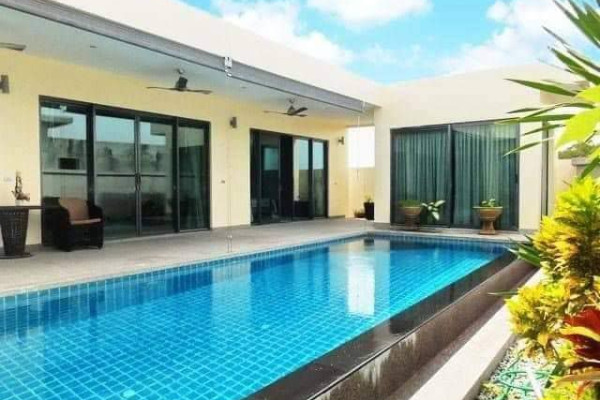 Palm Lakeside Villas. 3 bedrooms Pool House in East Pattaya near golf courses. Year contract