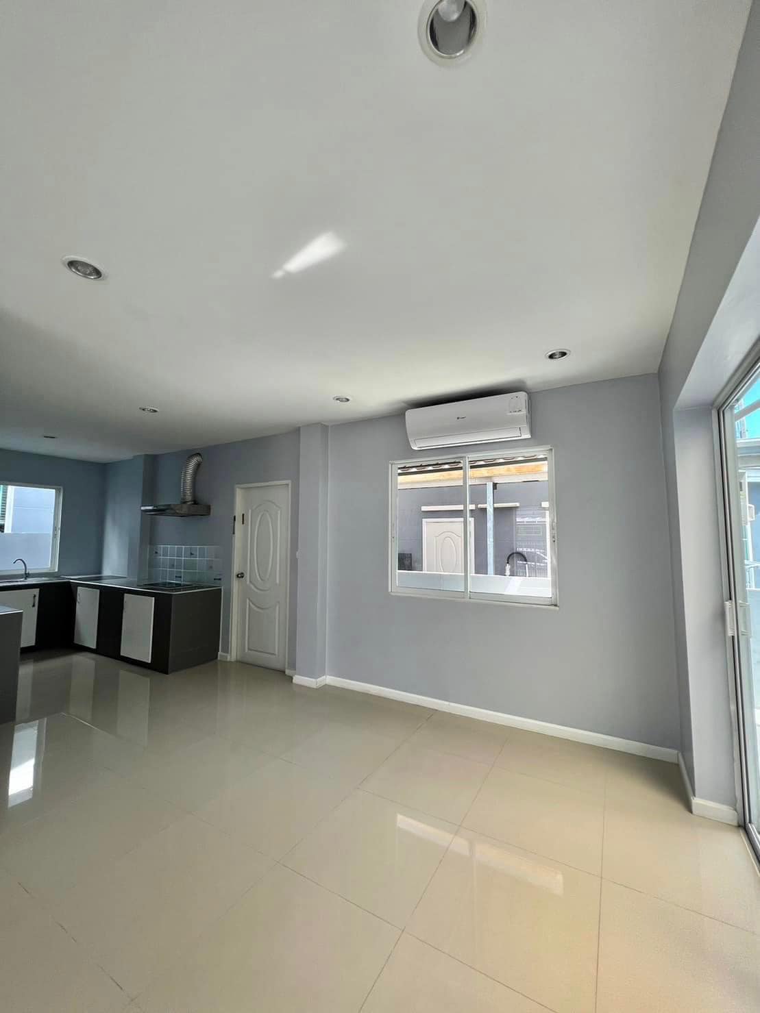 Winston Village. New house with 3 bedrooms in the village close to Sukhumvit Road