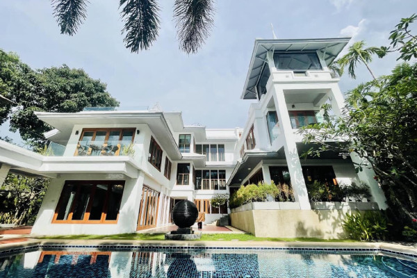 Beachfront Seaview 5 bedrooms Pool Villa. Soi Pattaya Naklua 12.  Long - term contract