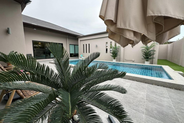 Stunning 4 bedrooms pool villa modern style in Huayyai