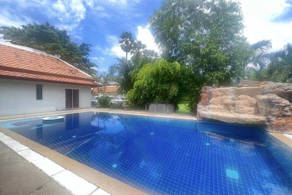 Big land and 6 bedrooms pool villa. Soi Pornprapanimit