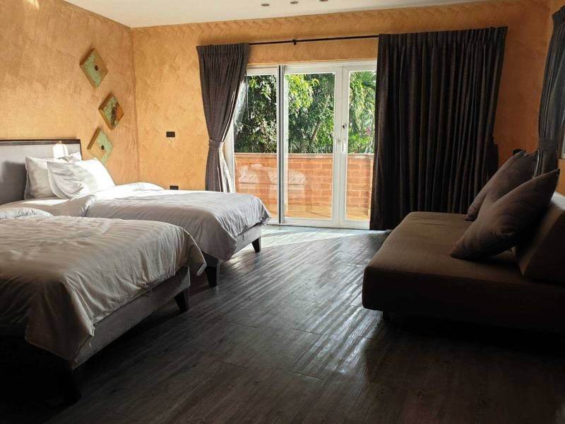 5 bedrooms pool villa, Mabprachan Hill. Large plot