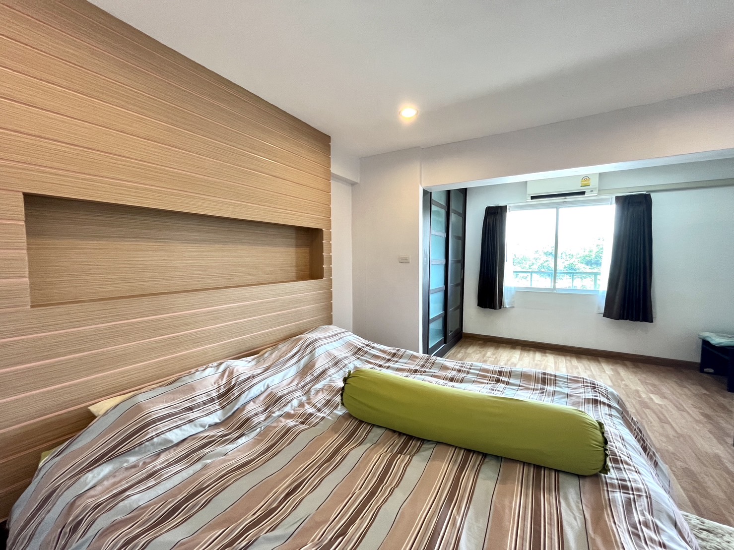 Sombat Pattaya Condotel. Spacious 1 bedroom on Pratumnak. 12th floor. Sea view