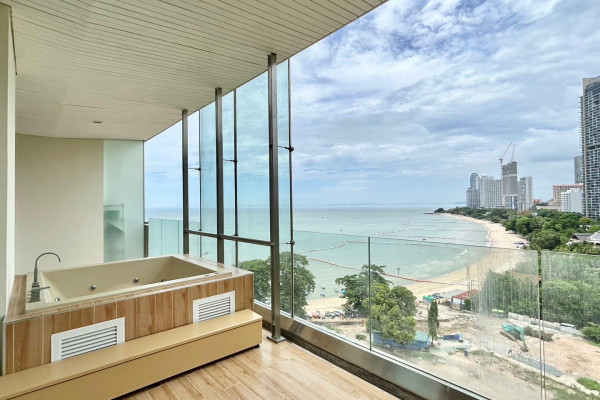 The Cove. Spacious 1 bedroom with two terraces. Sea view