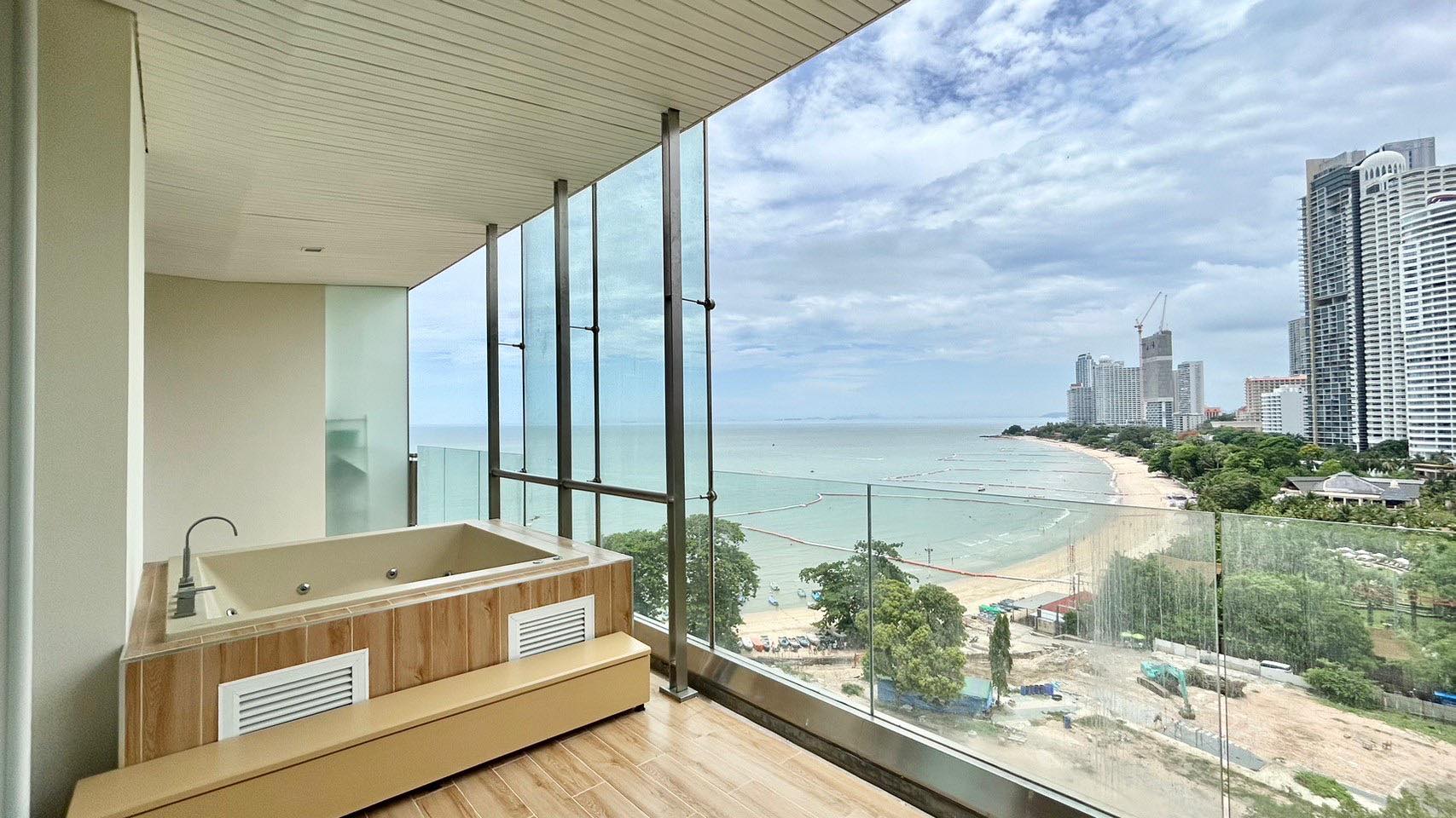 The Cove. Spacious 1 bedroom with two terraces. Sea view