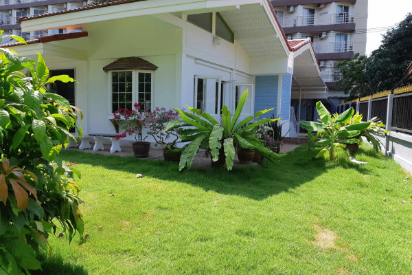 Villa Navin. One and a half storey 3 bedrooms house with basement. 100 meters from Jomtien Beach