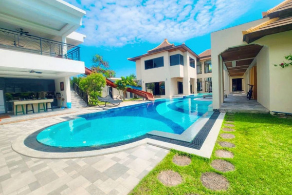 Two Pool Villas in the same 1 rai area. 7 bedrooms. Soi Mu Ban Phu Thara