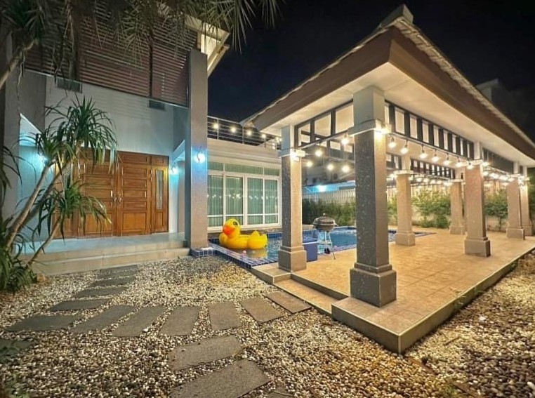 Seabreeze Villa Pattaya. Pool Villa with 4 bedrooms in a village with a private beach