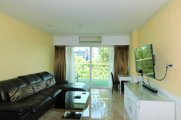 View Talay 6. Big 1 bedroom 105 sqm, 200 meters from the beach. Walking street view. Year contract