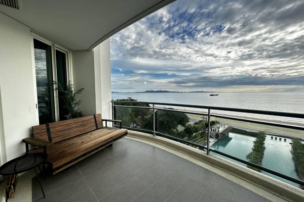 Reflection Jomtien. 3 bedrooms apartment in luxury and unique condominium. Direct Sea view. Year contract