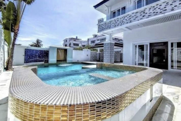 Luxury 4 bedrooms Pool Villa next to the sea, 80 meters. Sea view. Jomtien