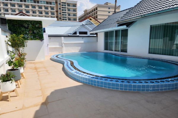 4 bedrooms Pool Villa in South Pattaya. Suitable for doing business. Year contract