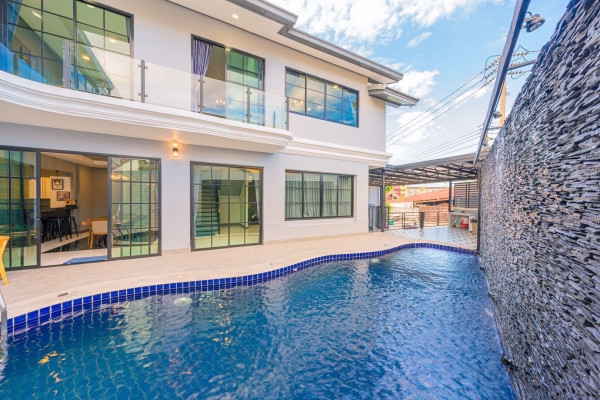 5 bedrooms Pool Villa, Soi Land Department, South Pattaya. 1 year 140,000 baht/month