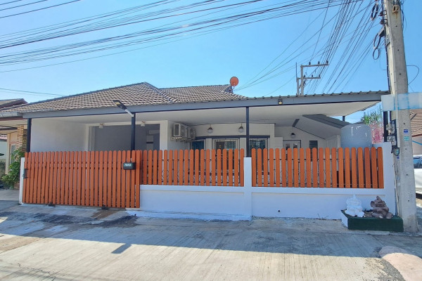 Corner single-storey semi-detached 3 bedrooms house.  Rawiporn Garden Hill. South Pattaya