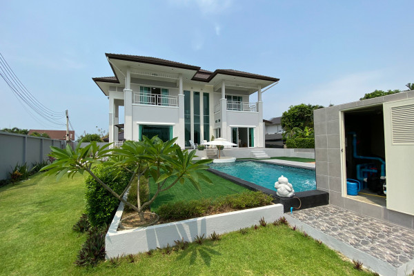 Brand New Private Modern Luxury House with 4 bedrooms. Huay Yai