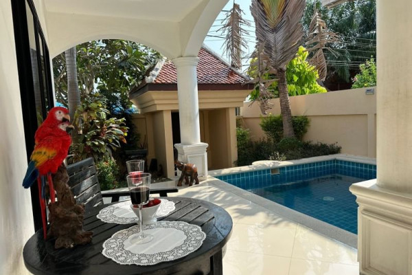 Palm Grove Village. 4 bedrooms house in a beautiful quiet place just minutes from the beach
