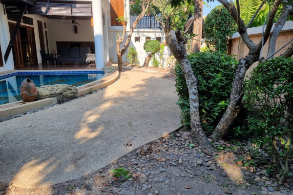 Dharawadi  village. 4 bedrooms house with swimming pool in Na Jomtien. Year contract